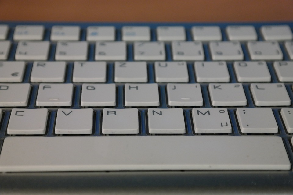 bílá klávesnice