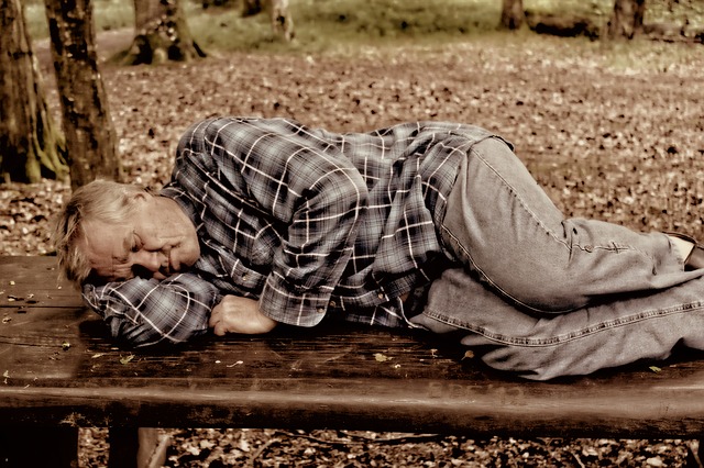 spánek na lavičce.jpg