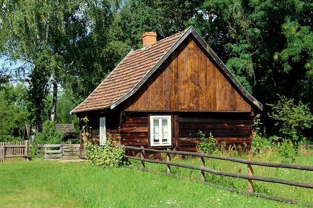 venkovská chata u lesa