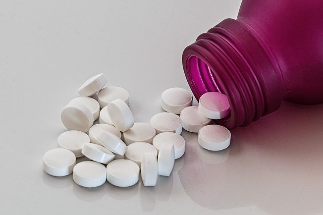 tablety v růžovém kelímku