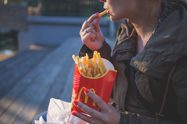 MCdonald hranolky, které právě slečna pojídá