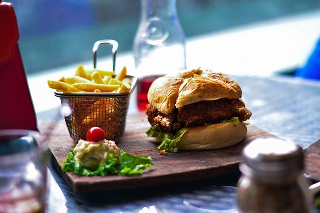 hranolky a hamburger v restauraci na pěkném podnose
