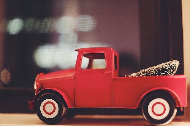 Malé červené nákladní autíčko-hračka