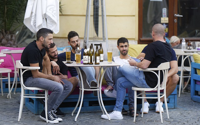 Muži pijící pivo