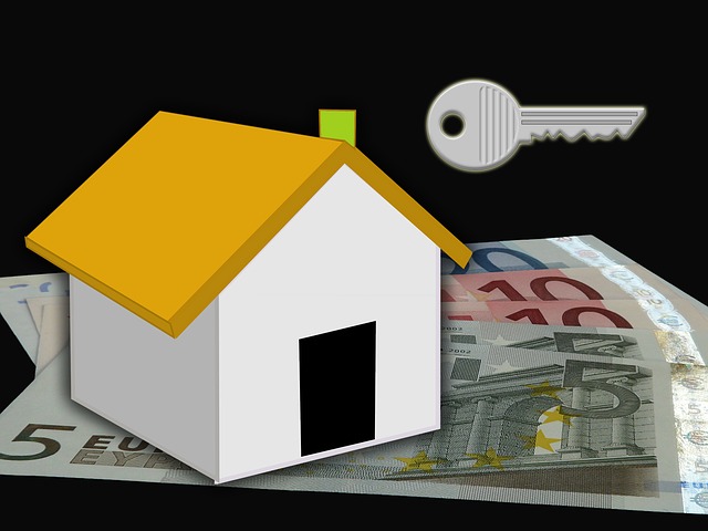 koupit dům, bankovky, klíč